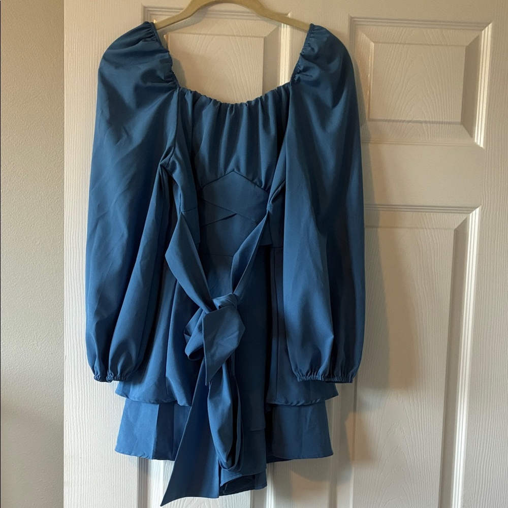 Elegant Blue Long-Sleeve Dress